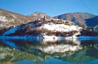Snow reflected on the lake - Vagli Sotto in Garfagnana 