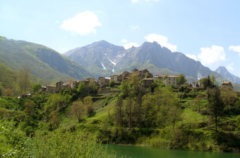 The country with the background of the Apuan Alps